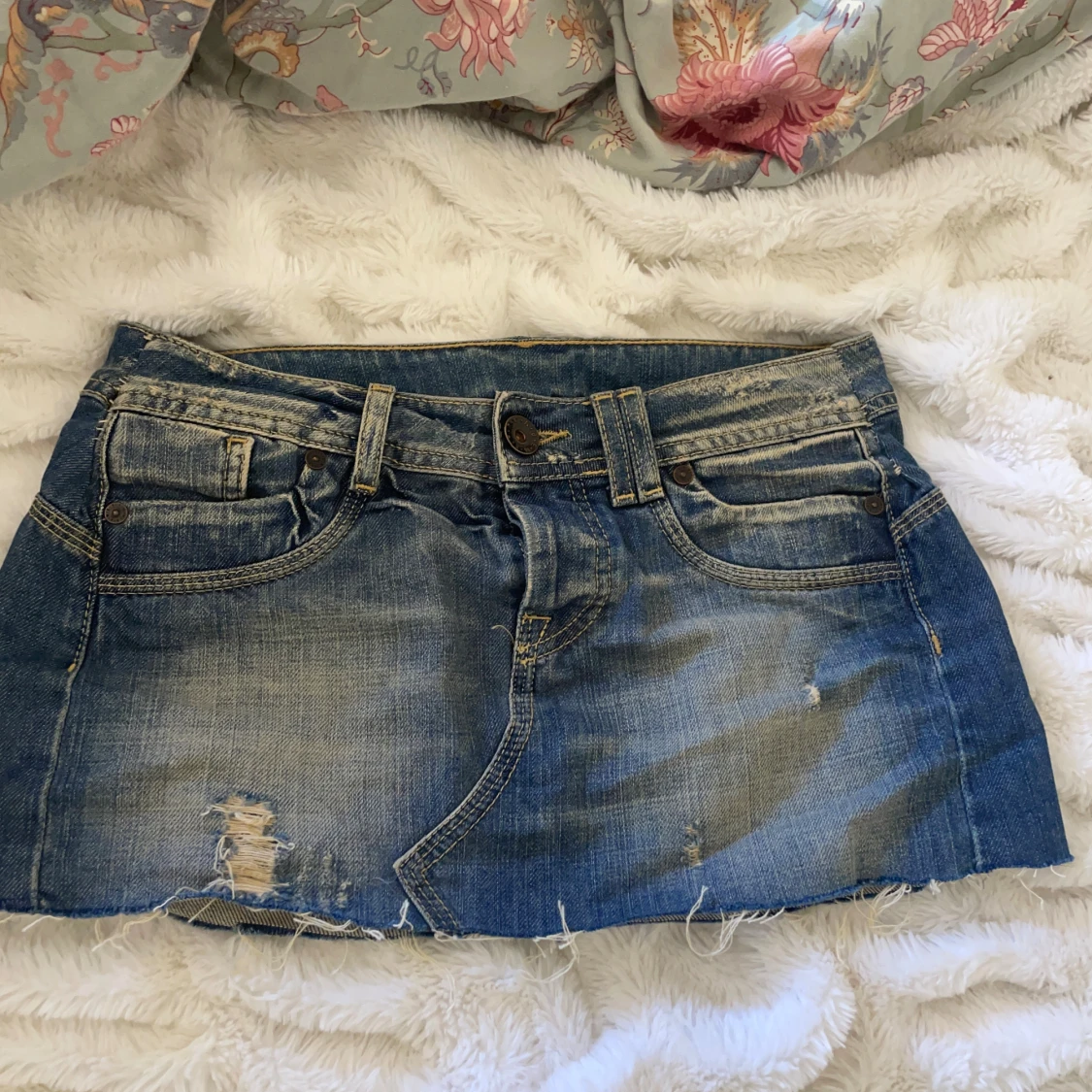 Blå jeanskjol med slitningar - 1