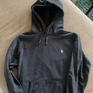 Ralph Lauren hoodie M - |Snygg svart hoodie från Polo Ralph Lauren med klassisk vit broderad logga på bröstet| Perfekt nu till hösten och lätt att matcha med allt |Storlek M |  Pris kan diskuteras vid snabb affär|