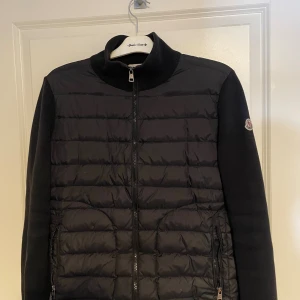 Moncler cardigan  - Säljer min mocler cardigan som nu har blivit för liten , det är strorlek 2 vilket motsvarar M  finns små skavanker på den som jag kan Sicka bild på vid intresse , pris går att diskutera ( vid köp vid samma dag går jag med på 1500 )
