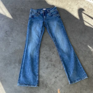 scandi low waist bootcut jeans - Gina tricot - Snygga blå jeans från Gina Tricot 14+ i klassisk bootcut-modell. Endast använd en gång.
