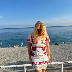 Vit blommig kortklänning från Desigual - Så fin blommig klänning från Desigual, köpt på Sellpy! 💗 