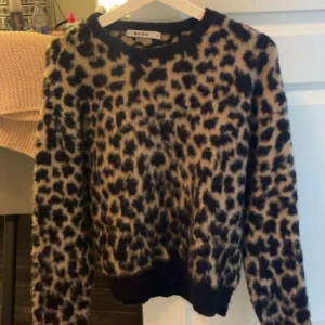 Stickad leopard tröja - Säljer denna fina tröjan från NAKD. Är i stl M men passar även mig som vanligtvis har xs/s.❣️