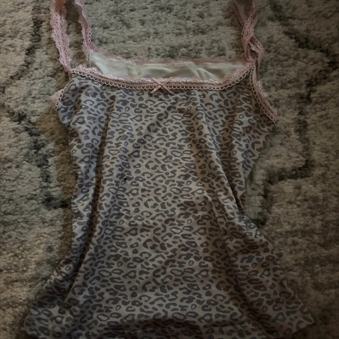 Leopardmönstrad linnetopp med spets