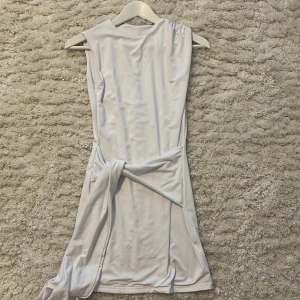 Kort klänning - Kort klänning med knyte i midjan