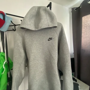 Grå Nike tech fleece hoodie  - Bra skick, använd ett fåtal gånger 