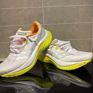 Saucony Endorphin Speed 4 - Säljer ett par Speed 4 i nyskick då jag inte tycker att dom passade mig så bra. Endast provade på en kort promenad. Perfekta skor för dig som söker en lätt och snabb löparkänsla