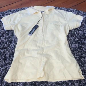 gul pikétröja 💛 - söt gul pikétröja som jag gillar men den har tyvärr inte kommit till användning 💛 lite gulare än vad som syns på bilden 