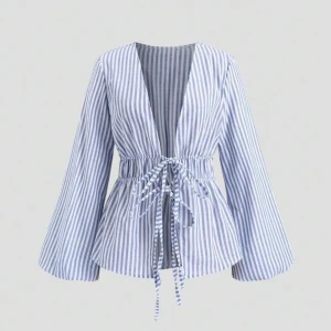 Randig omlottblus med knytband - Snygg blus med blåvita ränder och omlottknytning i midjan. Långa vida ärmar och djup v-ringning ger en chill och trendig vibe. Perfekt till jeans eller kjol för en fräsch look. Gjord i tunn bomull som känns luftig och skön. Har aldrig använt 