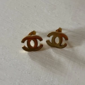 Cc örhängen - 1x1,5 cm ø. Nyskick. Vet tyvärr ej materialet