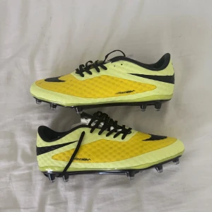 Nike Hypervenom gula fotbollsskor - Säljer ett par Nike Hypervenom fotbollsskor i en riktigt snygg gul färg med svarta detaljer och svart Nike-logga. Aldrig använda. Fick från en dunder kontakt