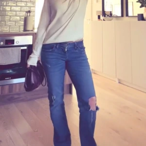 Blåa jeans med hål  - Säljer ett par blå jeans från LTB med hål som jag gjort själv. Jeansen är köpta på Plick men gjort de stora hålet på kväet själv❤️