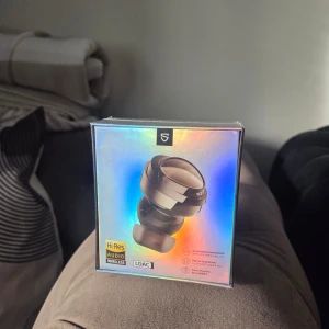 Wireless Earbuds Opera 03 .i oöppnad förpackning (globala versionen) - BluetoothVersion:V53 Frequency ResponseRange: 20Hz-40kHz MaximumWorking Distance: 10m PlayTime: About9Hours (Upto33ourwithcargingCase) Battery Capacity:40mA (Earbuds) 300mAh(Caagingase)