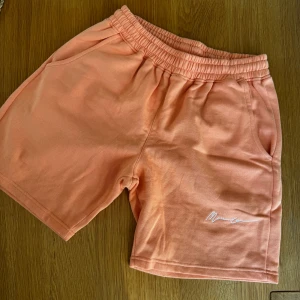 Mjuka shorts  - Korallfärgade mjuka shorts från Mennace.   Rensar ur min garderob från en hel del oanvända kläder🌼 Om du ser något mer i min profil som du gillar så skickar jag med det till dig också!😊 Fler kläder kommer! 