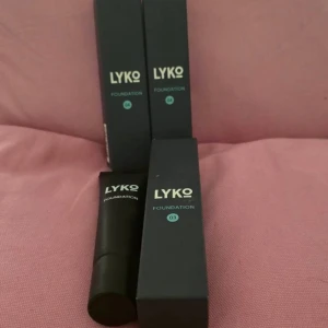 Lyko foundation 04 03 - 2st 04 1 stycken 03 och 1 jag inte vet vilken nyans
