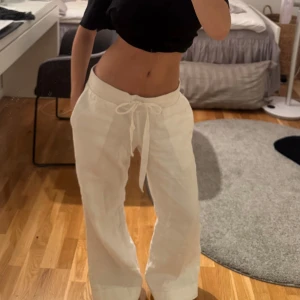 Alobha linnebyxor  - Nästan aldrig använda! Uppsydda men går att sprätta så blir de till den originella längden! Just nu passar de dig som är 152-155 cm lång. 