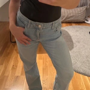Zara jeans  - Säljs inte längre! Passar dig som är 152-155 cm lång. Storlek 34. 