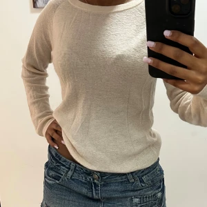 Beige stickad tröja från Filippa K - Supermjuk och  beige stickad tröja från Filippa K. Tröjan har rund halsringning och långa ärmar. Storlek XS 