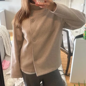 Beige kappa - Jätte fin beige kappa med hög krage. Perfekt till hösten