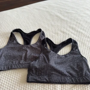 Svart sport-bh från Domyos - Två svarta sport-bh:ar från Domyos. Säljes som par, men kan även få säljas som en. Ingen padding men går att lägga till (ingår ej) jättesköna och jättebra till träning!💕💕