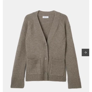 Beige kofta från Wera i ullmix - Trendig och mysig beige kofta från Wera med v-ringning, två stora fickor framtill och knäppning med tre knappar som tyvärr var för stor för mig. Orginalpris för 899kr❤️