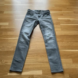 Replay grå slim jeans w28 l34 - Snygga grå jeans från Replay med klassisk femficksdesign. Sjukt bra skick bara använda fåtal gånger. Storleken w28 l34 dom är väldigt stretchiga. Tveka inte att fråga om funderingar👍😁Sorry för dåliga bilder 