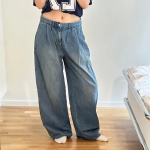Wide jeans från BDG  - Säljer ett par svincoola blåa jeans från BDG i storlek 28. Innermått: 78cm Yttermått: 105cm