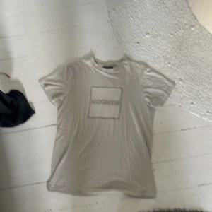 McKenzie T-shirt ljus grå beige  - Tryck på bröstet och den är reflex runt om och där det står mckenzie på bröstet använt ett par gånger säljer för använder inte längre bra skick och pris kan diskuteras