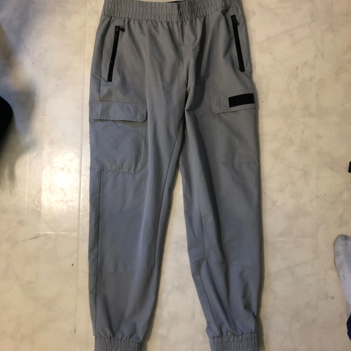 Gråa Emporio Armani EA7 byxor - 4