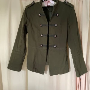 Militärjacka med unika spännen - Militärjacka från Gina med fina spännen. Skriv vid frågor❤️