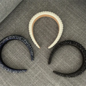 2 breda diadem med pärlor och pärlemor - 1 för 60kr 2 för 110kr. Två snygga diadem i färgen vitt och svart med pärlor. Alla är breda och vadderade för extra statement. Perfekta för att lyfta din look med lite extra bling. 💕