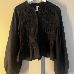 Svart blus från Nelly  - Säljer min svarta blus från Nelly, den är helt ny bara testad. Storlek 36 som motsvarar S. Nypris 399