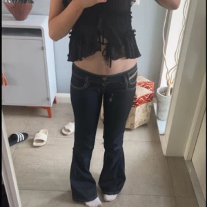 Mörkblå bootcut jeans diesel - Snygga mörkblå jeans från diesel med låg midja och bootcut-ben. 