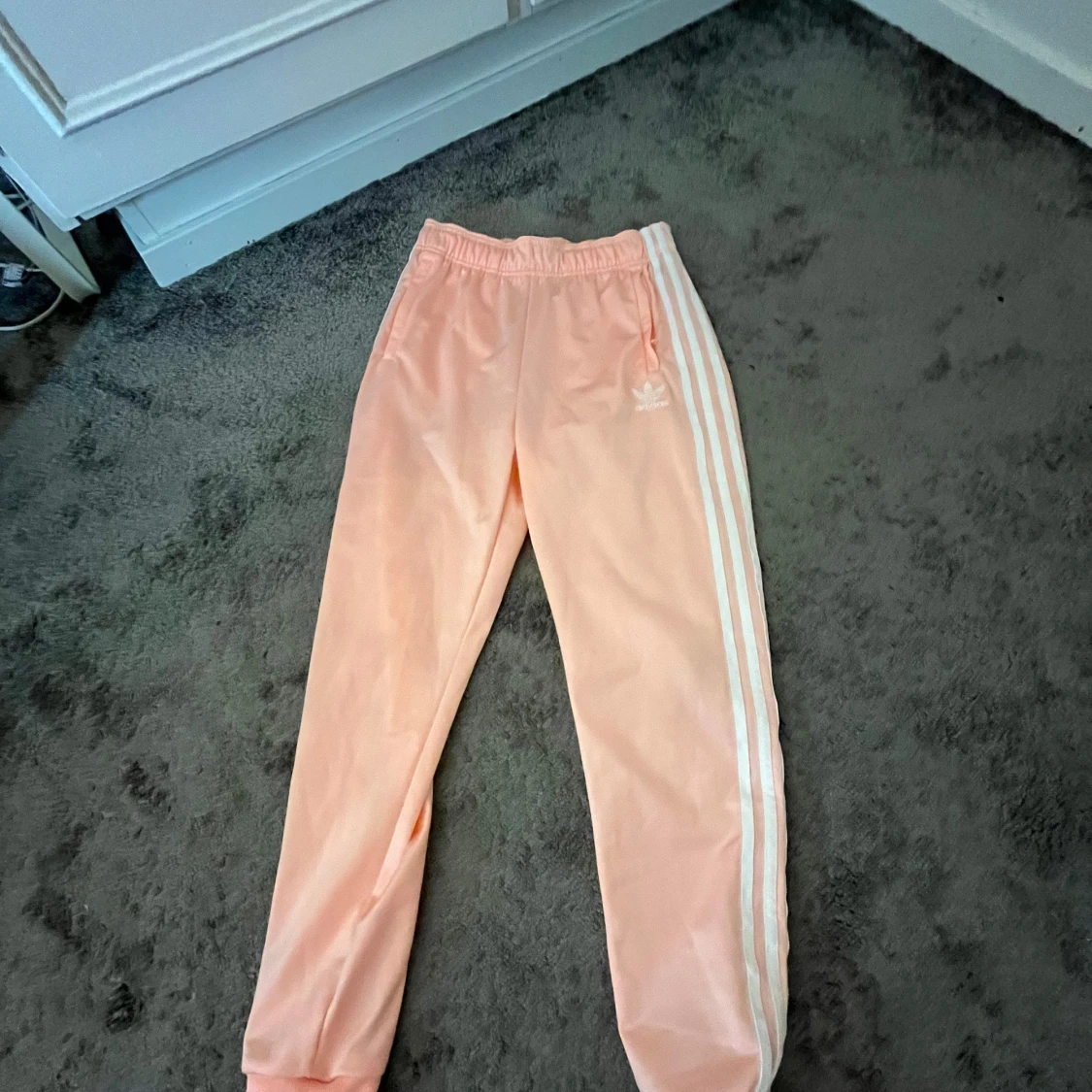 Adidas aprikos mjukisbyxor med vita ränder - 1