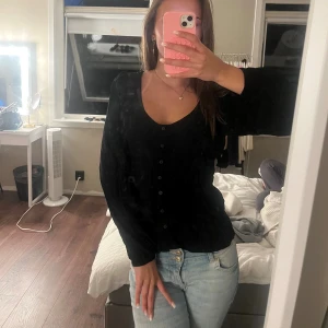 Svart blus med knappar och v-ringning - En jättefin svart blus som passar till allt! Inte använd så mycket.❣️❣️