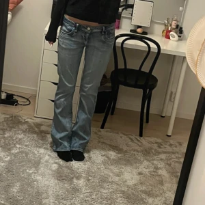 Molly low Rise bootcut ltb jeans - Säljer ett par ljusblå jeans med bootcut-modell och klassisk femficksdesign. Jeansen har låg midja och är tillverkade i mjukt denimtyg. Storlek 29x32 och jag är 1,70cm Innerbens längd:76cm Midjemått rakt över:39 Brukar ha storlek S/36 i byxor