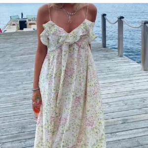 Blommig långklänning med volang - Såååå himla fin långklänning som är helt slutsåld, använd max 2 ggr är så gott som ny. Väldigt eftertraktad och så snygg💕💕💕skriv för egna bilder 