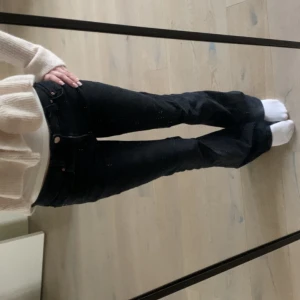 Svarta bootcut jeans  - ”Perfect bootcut” från Gina som inte säljs längre storlek 34