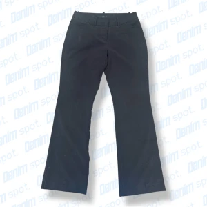 Svarta bootcut kostymbyxor - Se mått ~ (uppskattat) strl: xs• Mått: Längd: 94 cm Innerbenslängd: 74 cm midjebredd: 37 cm lårbredd: 24,5 cm Benöppning: 23 cm • OBS! Små fläckar längs byxbenen (se bilder) •  Vid frågor, meddela här! 💙