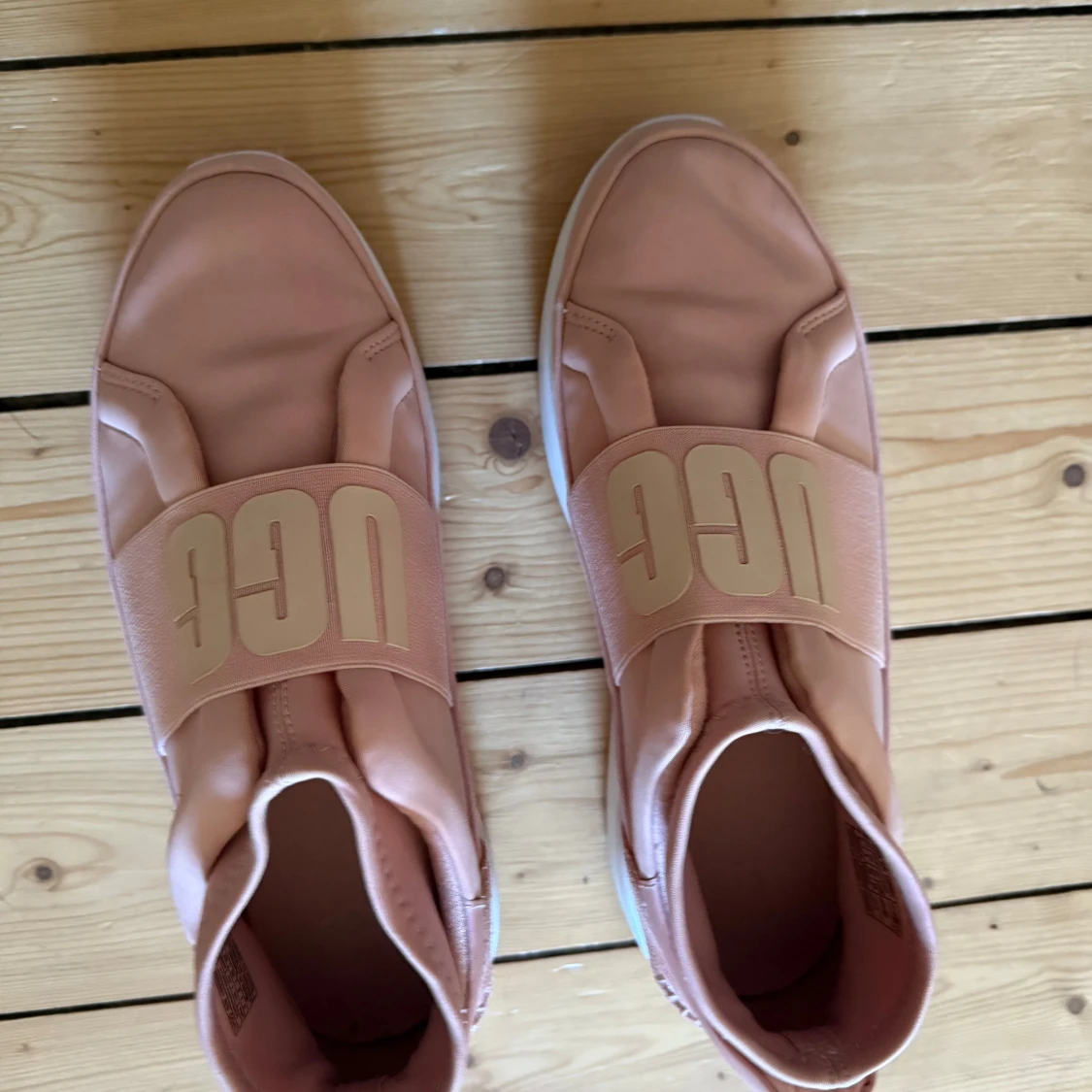 Rosa sneakers från UGG med bred resår