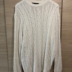 Vit stickad tröja från lager 157 (använd typ 5 gånger) - Stickad vit tröja från 157 i storlek L. Tröjan är endast använd ett fåtal gånger