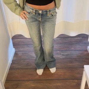 True religion jeans - Jeans med gula sömmar i joey modellen väldigt low waist. Stl 25 utan defekter.