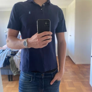 Marinblå pikétröja från Ralph Lauren - Säljer eftersom den har blivit för liten. Nypris 1399 inga defekter eller fläclar. Jag på bilden år 189 så passar bra på ca 175-180cm.  Hör av er om ni har några frågor // Theo 