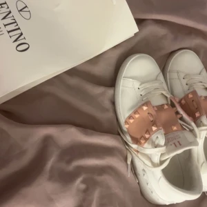 Valentino sneakers vit/rosa - Hej , lägger upp denna för att se om någon är intresserad av att köpa🤩 dem är relativt nya använd 2-3 ggr❤️ Skriv om ni är intresserade, priset kan diskuteras vid snabb köp