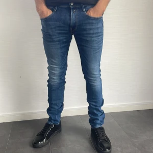 Replay ANBASS jeans 32/34 - Replay ANBASS jeans| pris:499kr|Storlek:W32 L34| skick:9,8/10| Hör av dig vid vid minsta lilla fundering eller fråga|