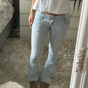 Ljusblå bootcut jeans med låg midja - Säljer ett par jättesnygga ljusblå jeans med låg midja. Säljer pga de tyvärr var för stora för mig. Bilderna är lånade av hon jag köpte de av!💕