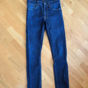 Nudie slim fit 30/32 - Nudie Lean Dean 30/32. Använda få gånger, väldigt fina. 