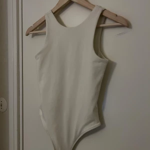 Vit body - Säljer en jätte fin body med öppen rygg, har aldrig använt den!!