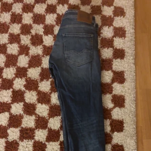 Replay rocco  - Jävligt fräscha o sköna replay jeans, storlek 31 sitter bra på mig som e ca 185. Rocco jeansen är inte som anbass dessa e lite mer regulator fit men fortfarande hyperflex. Pris kan absolut diskuteras