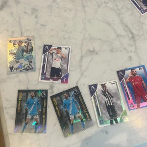 Premier League Fotbollskort - Samling av coola Premier League fotbollskort med stjärnspelare från olika lag. Perfekt för dig som älskar fotboll och vill byta eller samla på unika och glittriga kort. Flera limited edition och specialkort ingår – ett måste för fans och samlare!
