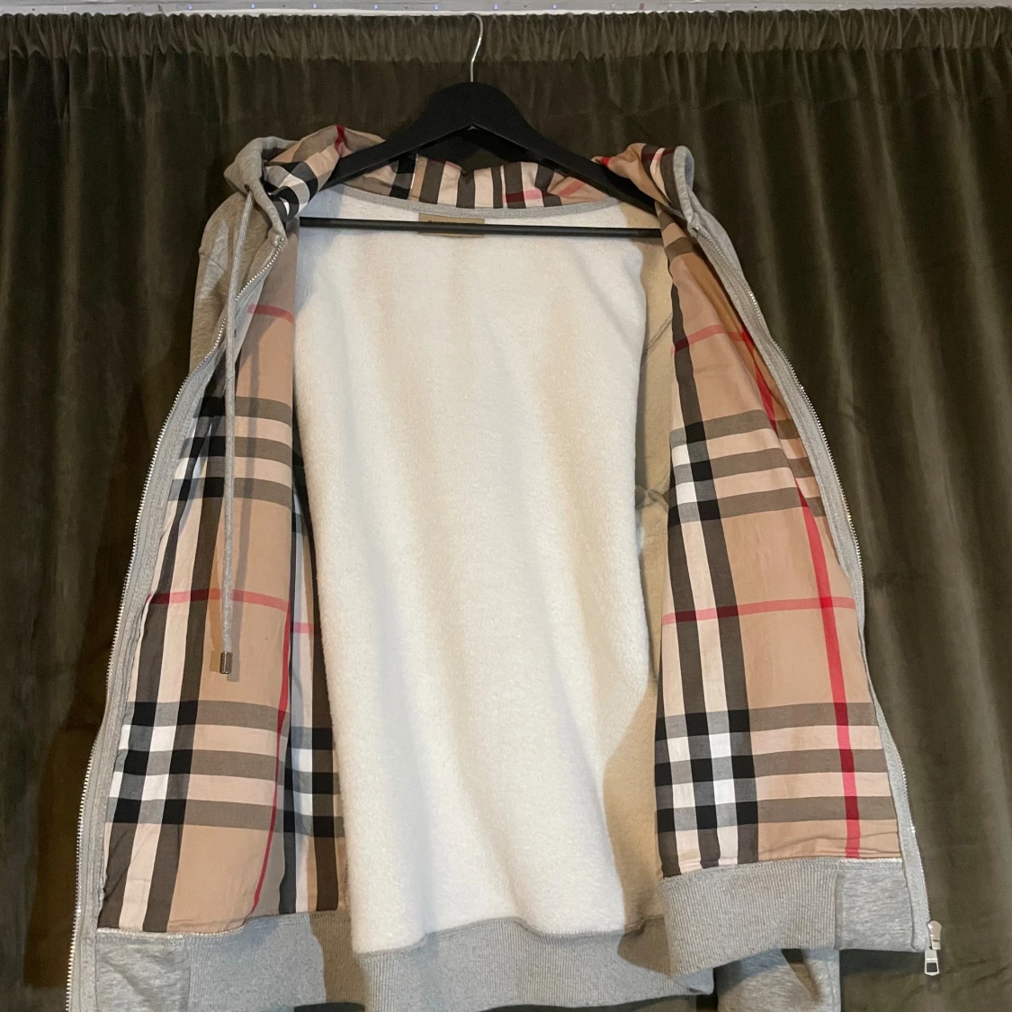 Grå hoodie från Burberry med dragkedja - 1